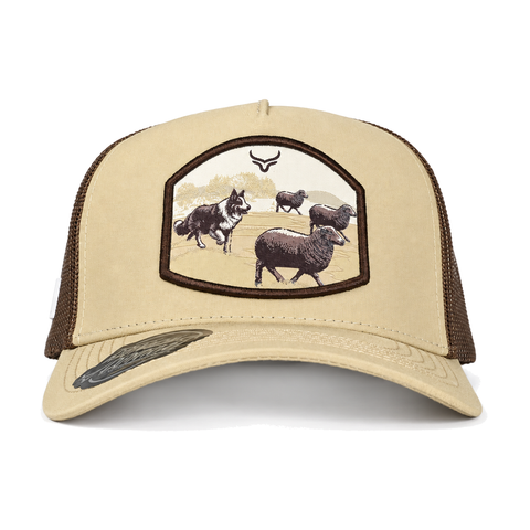 Gorra Ranch & Corral beige con parche de perro y ovejas y malla café, vista frontal. SKU 7506552411545.