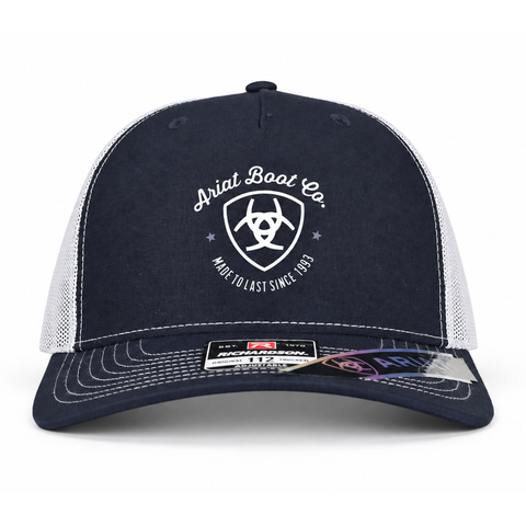 Gorra ARIAT Boot Co. azul marino y blanco, vista frontal