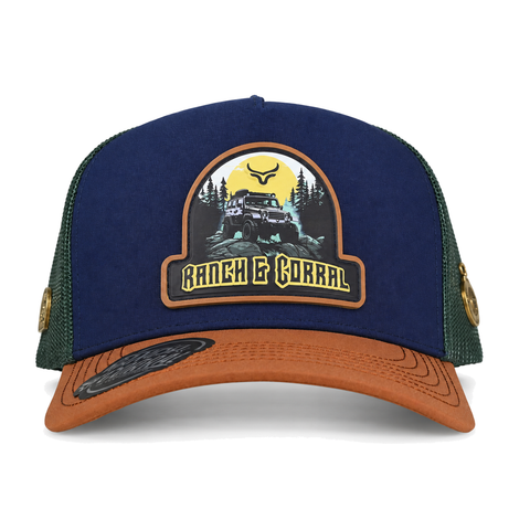 Gorra Ranch & Corral All Terrain azul marino con visera terracota y malla verde, vista frontal. SKU 7506552413228.