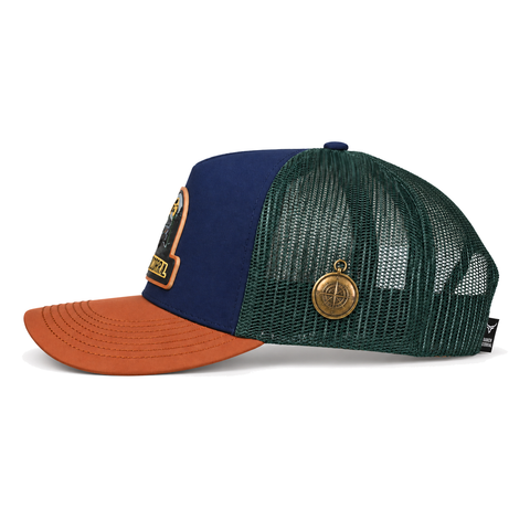 Gorra Ranch & Corral All Terrain azul marino con visera terracota y malla verde, vista lateral izquierdo. SKU 7506552413228.