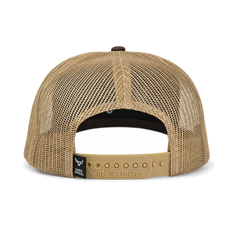 Gorra Ranch & Corral Charolais café con visera naranja, vista trasera. SKU 7506552413341.