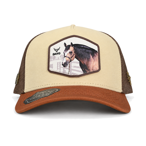 Gorra Ranch & Corral Bayo crema con visera terracota, vista frontal. SKU 7506552413372.