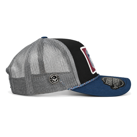 Gorra Ranch & Corral Toro negro con visera azul y malla gris, vista lateral derecho. SKU 7506136301828.