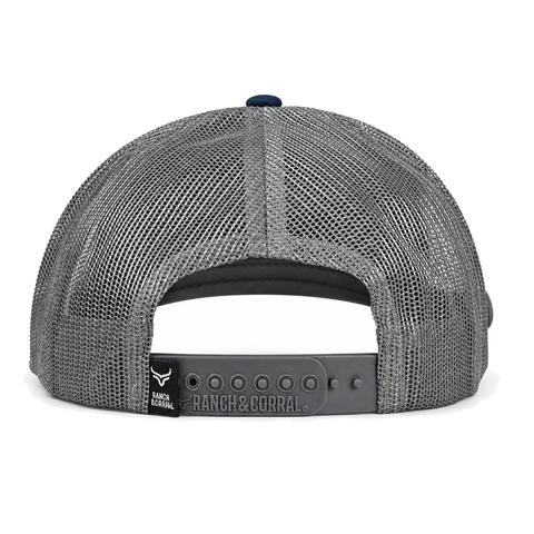 Gorra Ranch & Corral Toro negro con visera azul y malla gris, vista trasera. SKU 7506136301828.