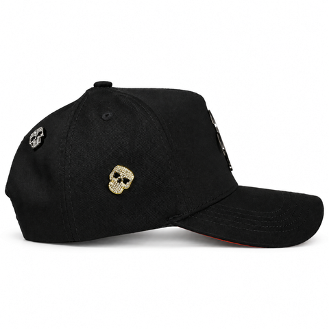 MONEY MAKERS X REY CAPS VIRUS LAB, gorra negra, lateral derecho, sobre fondo blanco.