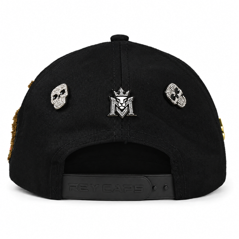 MONEY MAKERS X REY CAPS VIRUS LAB, gorra negra, vista trasera, sobre fondo blanco.
