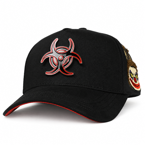 MONEY MAKERS X REY CAPS VIRUS LAB, gorra negra, vista de tres cuartos, sobre fondo blanco.