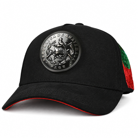 MONEY MAKERS X REY CAPS CENTENARIO, gorra negra, vista de tres cuartos, sobre fondo blanco.
