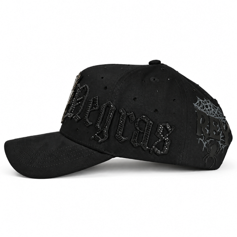 MONEY MAKERS PERLAS NEGRAS, gorra negra, lateral izquierdo, sobre fondo blanco.