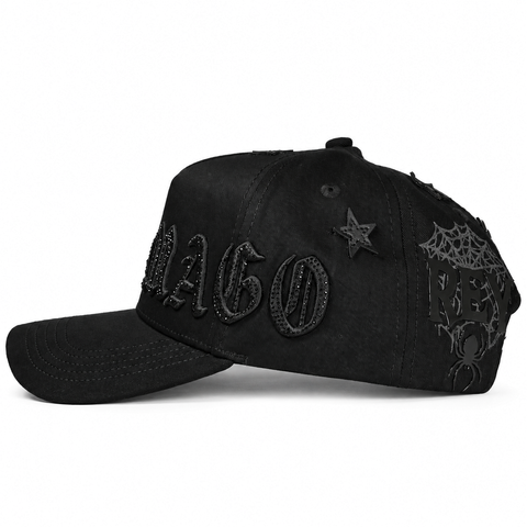 MONEY MAKERS MAGO TOTAL BLACK, gorra negra, lateral izquierdo, sobre fondo blanco.