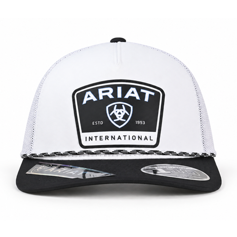 Gorra ARIAT blanca con visera negra, vista frontal