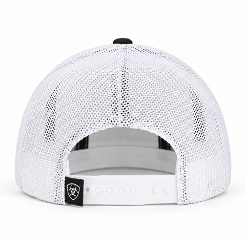 Gorra ARIAT blanca con visera negra, vista trasera