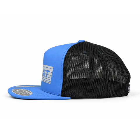 Gorra ARIAT azul con malla negra y visera plana, vista lateral-derecho