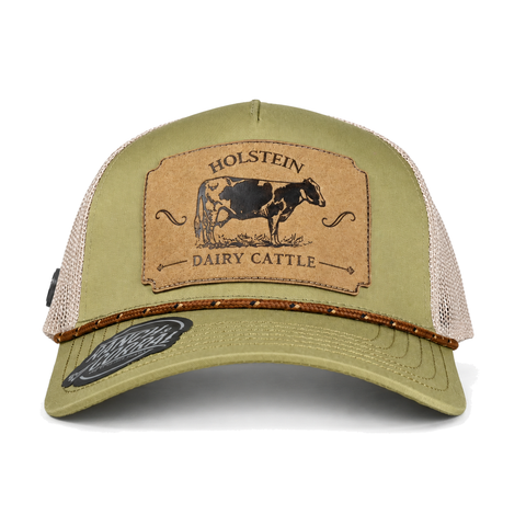 Gorra Ranch & Corral Holstein verde oliva con parche de vaca y malla crema, vista frontal. SKU 7506136301835.