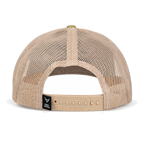 Gorra Ranch & Corral Holstein verde oliva con parche de vaca y malla crema, vista trasera. SKU 7506136301835.