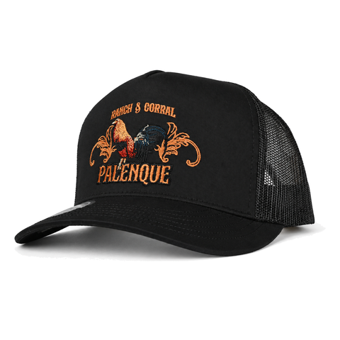 Gorra Ranch & Corral Palenque negra con gallo bordado naranja y malla negra, vista tres cuartos. SKU 7506136302832.