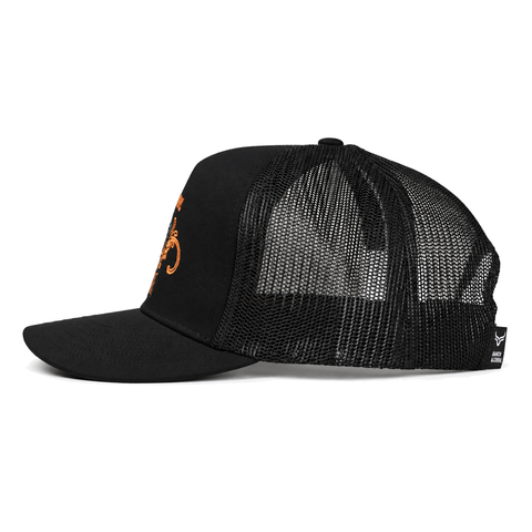 Gorra Ranch & Corral Palenque negra con gallo bordado naranja y malla negra, vista lateral izquierdo. SKU 7506136302832.