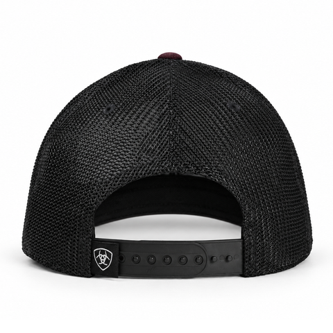 Gorra ARIAT vino con malla negra y parche circular, vista trasera