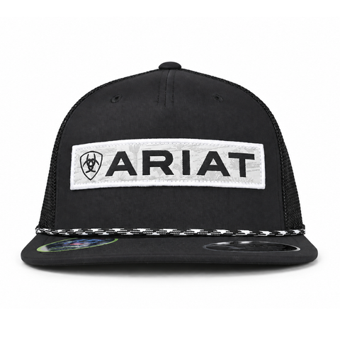 Gorra ARIAT negra de visera plana, vista frontal