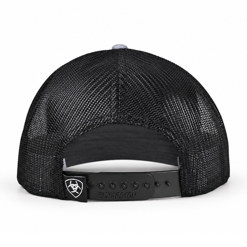 Gorra ARIAT gris y negro con bandera, vista trasera