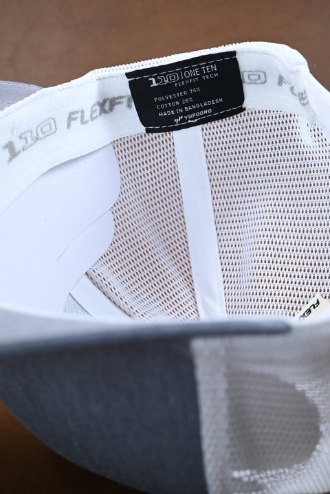 FLEXFIT 110 AJUSTABLE GRIS PLATA/BLANCO