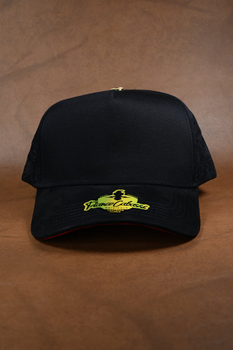 FRANCO CABASSI NEGRA GALLOS BORDADOS UNDER VISOR ROJO