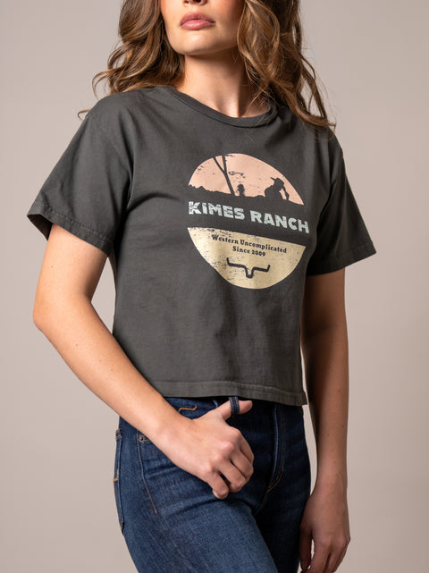PLAYERA KIMES RANCH RANCHER - PEPPER