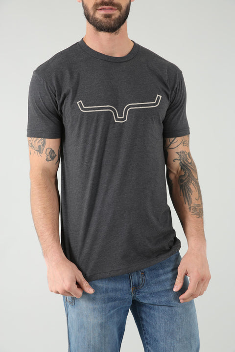 PLAYERA KIMES RANCH OUTLIER - CARBÓN