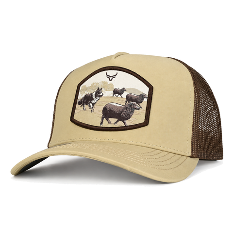 Gorra Ranch & Corral beige con parche de perro y ovejas y malla café, vista tres cuartos. SKU 7506552411545.