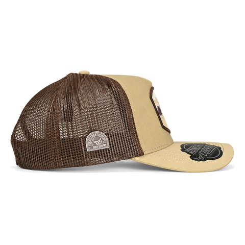 Gorra Ranch & Corral beige con parche de perro y ovejas y malla café, vista lateral derecho. SKU 7506552411545.