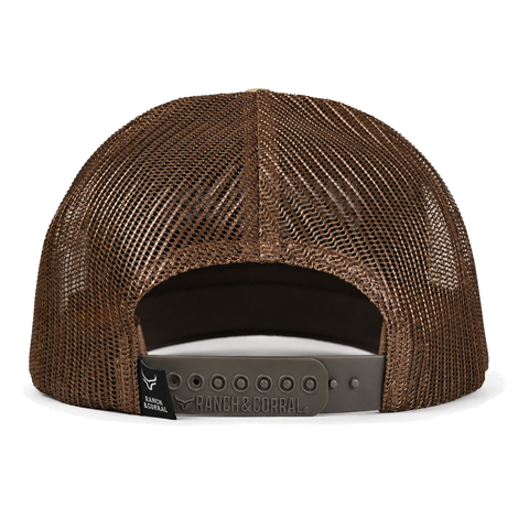 Gorra Ranch & Corral beige con parche de perro y ovejas y malla café, vista trasera. SKU 7506552411545.
