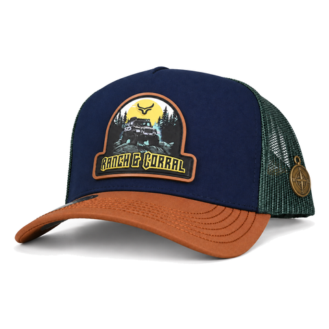 Gorra Ranch & Corral All Terrain azul marino con visera terracota y malla verde, vista tres cuartos. SKU 7506552413228.
