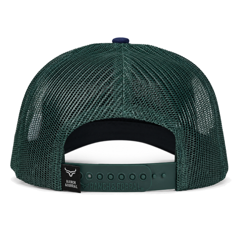 Gorra Ranch & Corral All Terrain azul marino con visera terracota y malla verde, vista trasera. SKU 7506552413228.