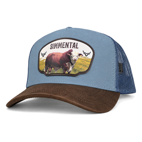 Gorra Ranch & Corral Simmental azul con visera café, vista tres cuartos. SKU 7506552413327.