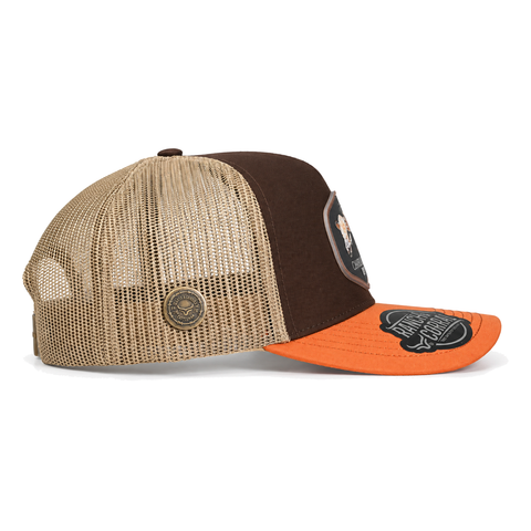 Gorra Ranch & Corral Charolais café con visera naranja, vista lateral derecho. SKU 7506552413341.