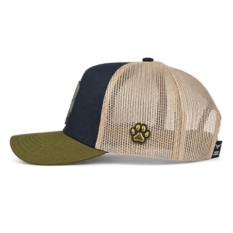 Gorra Ranch & Corral Siberian Husky azul marino con visera verde oliva y malla crema, vista lateral izquierdo. SKU 7506552413396.