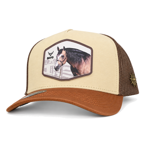Gorra Ranch & Corral Bayo crema con visera terracota, vista tres cuartos. SKU 7506552413372.