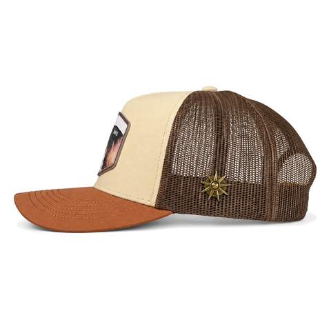 Gorra Ranch & Corral Bayo crema con visera terracota, vista lateral izquierdo. SKU 7506552413372.