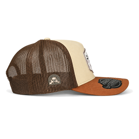 Gorra Ranch & Corral Bayo crema con visera terracota, vista lateral derecho. SKU 7506552413372.