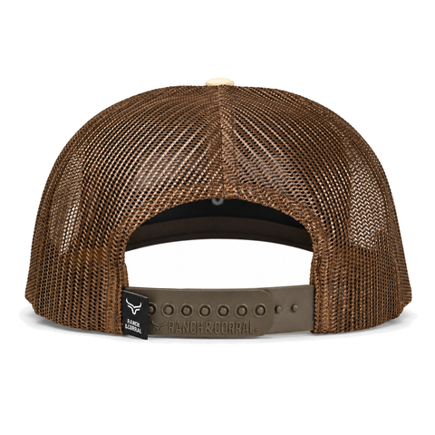 Gorra Ranch & Corral Bayo crema con visera terracota, vista trasera. SKU 7506552413372.