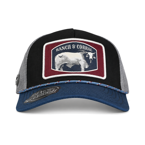 Gorra Ranch & Corral Toro negro con visera azul y malla gris, vista frontal. SKU 7506136301828.