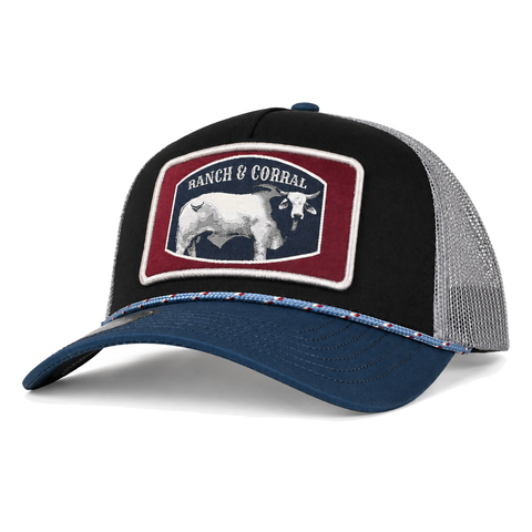Gorra Ranch & Corral Toro negro con visera azul y malla gris, vista tres cuartos. SKU 7506136301828.