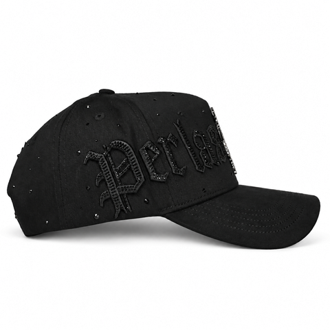 MONEY MAKERS PERLAS NEGRAS, gorra negra, lateral derecho, sobre fondo blanco.