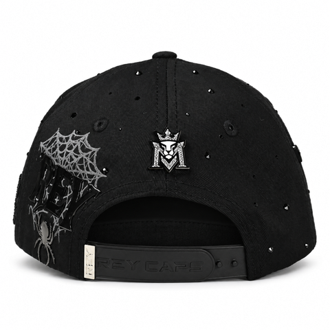 MONEY MAKERS PERLAS NEGRAS, gorra negra, vista trasera, sobre fondo blanco.