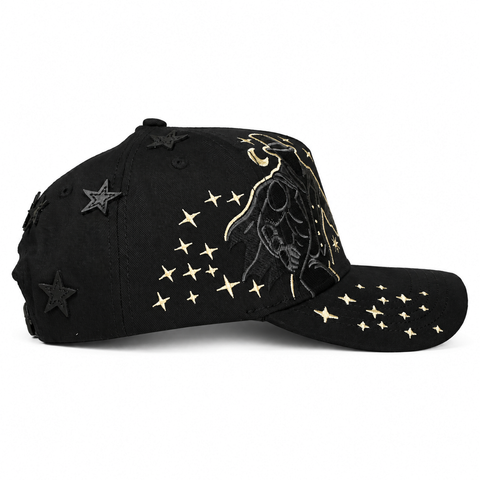 MONEY MAKERS MAGO TOTAL BLACK, gorra negra, lateral derecho, sobre fondo blanco.