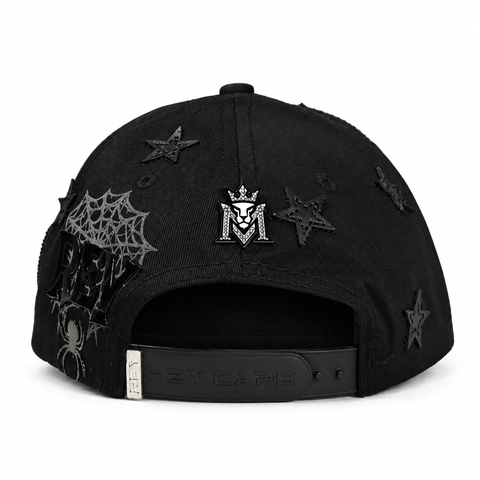 MONEY MAKERS MAGO TOTAL BLACK, gorra negra, vista trasera, sobre fondo blanco.