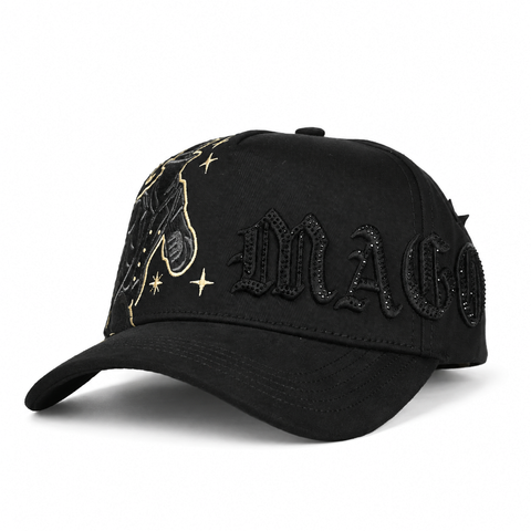 MONEY MAKERS MAGO TOTAL BLACK, gorra negra, vista de tres cuartos, sobre fondo blanco.