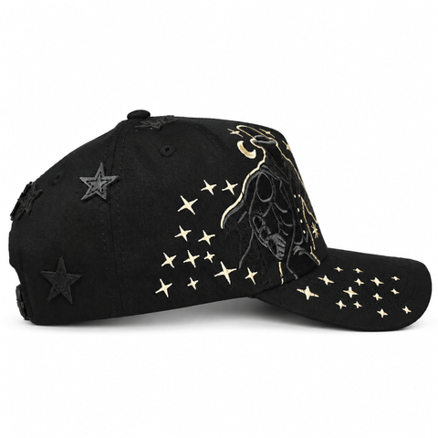 MONEY MAKERS MAGO RED, gorra negra, lateral derecho, sobre fondo blanco.