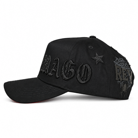 MONEY MAKERS MAGO RED, gorra negra, lateral izquierdo, sobre fondo blanco.