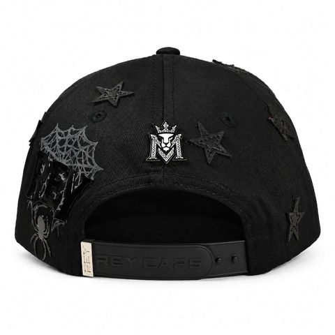 MONEY MAKERS MAGO RED, gorra negra, vista trasera, sobre fondo blanco.